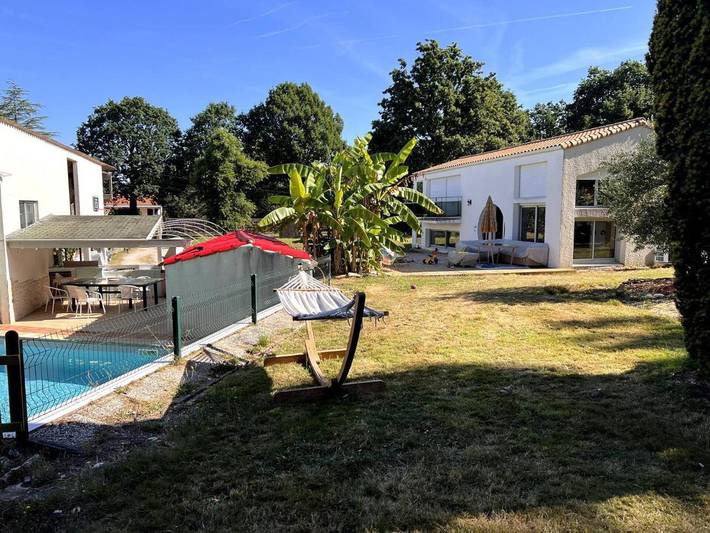 Location de vacances pour 11 personnes, avec terrasse ainsi que jardin et piscine, animaux acceptés à Belleville-sur-Vie - 2