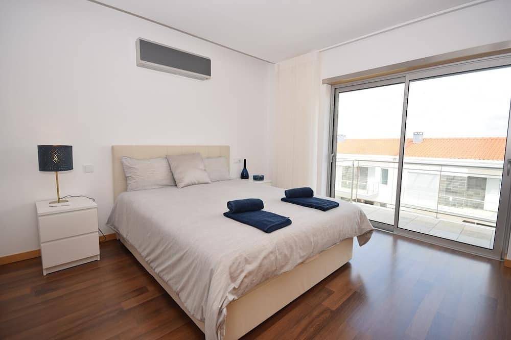 Holiday Home near São Martinho Beach in Salir do Porto, Tornada e Salir do Porto