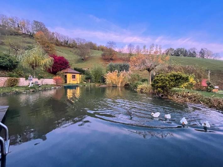 Appartement de vacances pour 3 personnes, avec piscine et jardin ainsi que vue et vue sur le lac