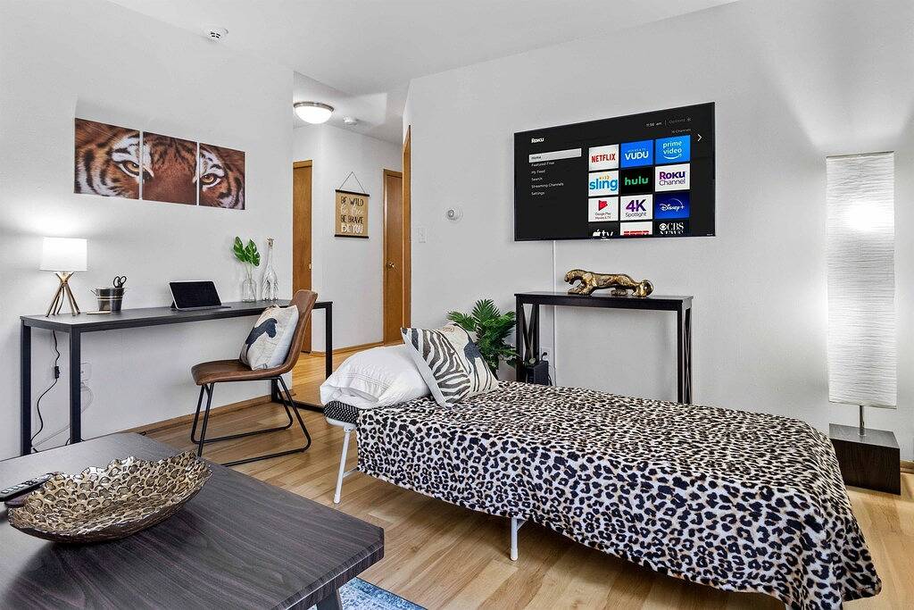 Ganze Wohnung, King Bed - Fast Wifi ~ Near Froedtert ~ Undergrnd Parking in Wauwatosa, Milwaukee County