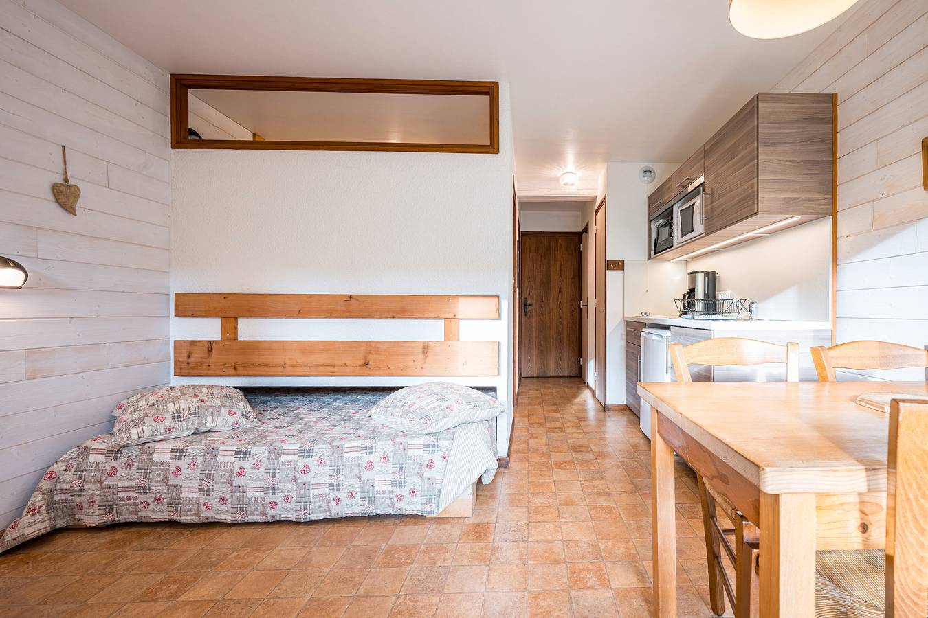 Estudio entero, Apartamento estudio '3 - Le Rodhodendron' con vistas a la montaña, jardín compartido y Wi-Fi in Cohennoz, Albertville region