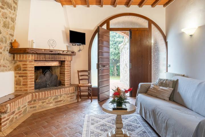 Vacation rental for 4 people, with garden and lake view, with pets in Tuscany