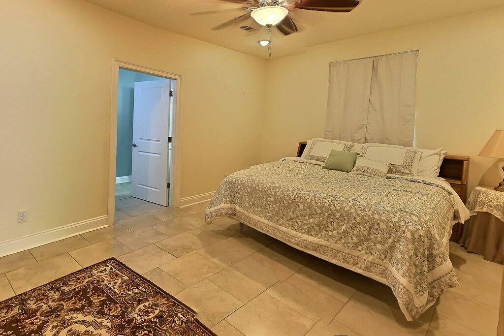 How nice... Waterfront peace and quiet *Wi-Fi!* in Toledo Bend Reservoir