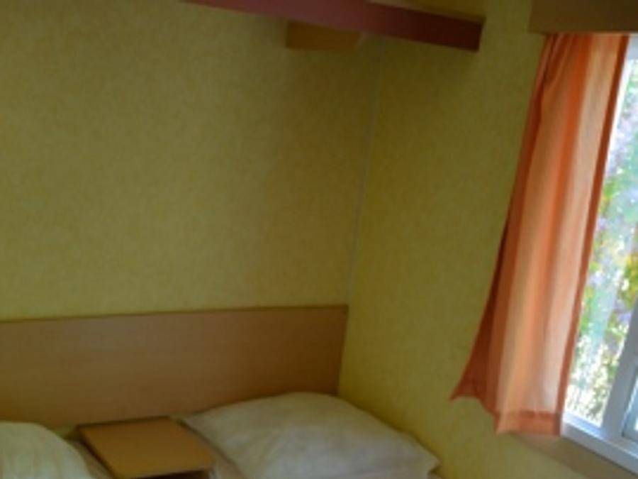 Camping Le Saulou - Mobilhome 4 personnes - Mobil Home A 4P sans sanitaire (+ 15 ans) in Monceaux-sur-Dordogne, Région de Tulle