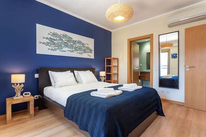 Ganze Wohnung, Luxus 2-Zimmer-Wohnung mit Ria-Blick & Dachpool, Village Marina, Olhão in Olhão, Parque Natural da Ria Formosa