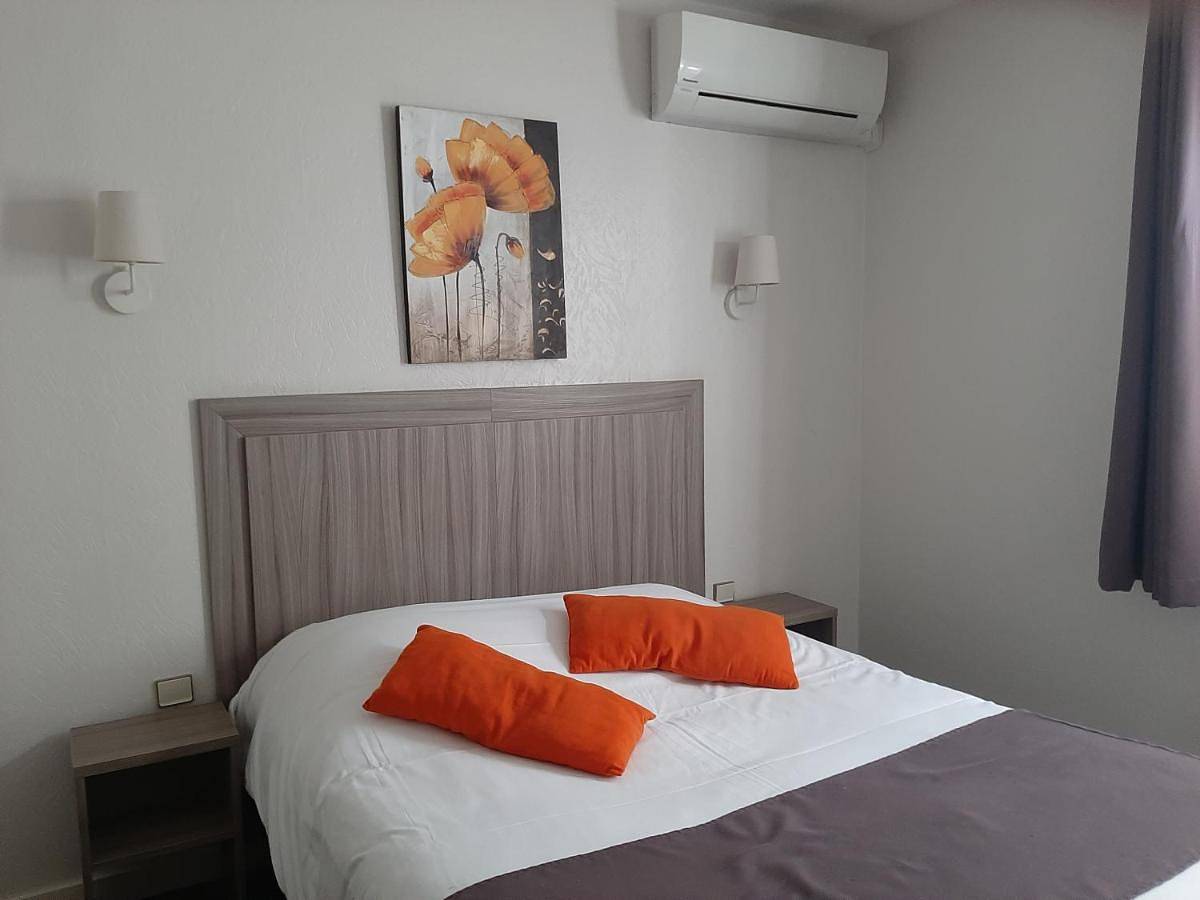 Standard Double Room in Saintes, Région de Saintes