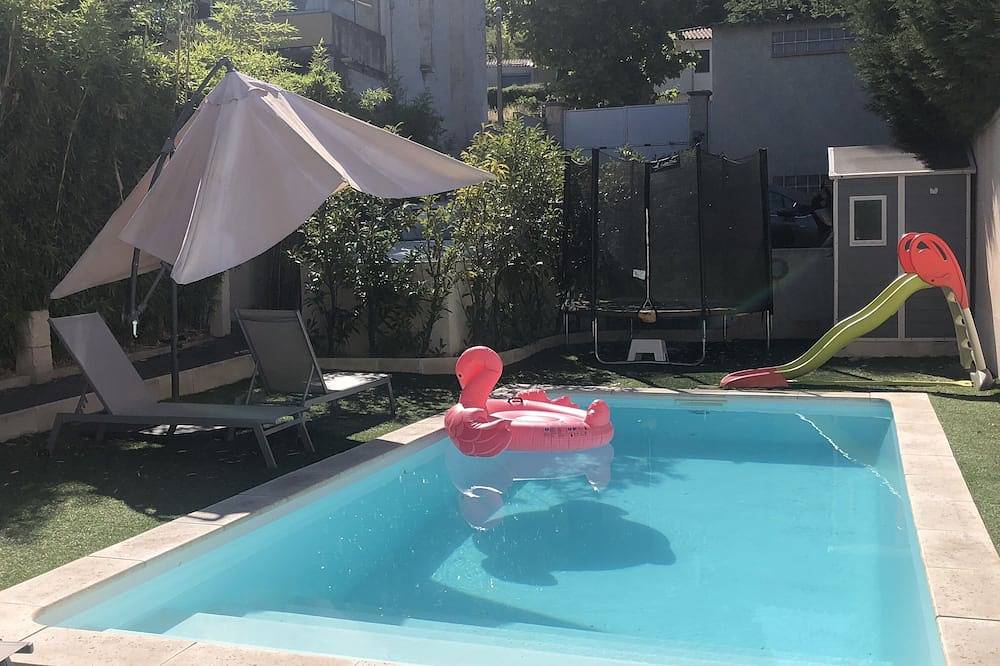 Small Provencal village house with garden and swimming pool in Marseille, Marseille und Umgebung