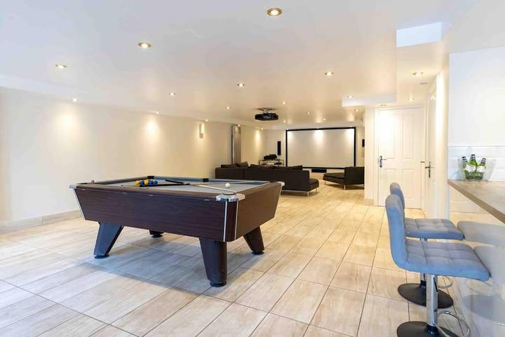 Holiday rental for 14 people, with garden and hot tub, with pets in Eastleigh