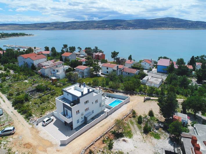 Ferienwohnung für 4 Personen, mit Terrasse und Pool in Starigrad