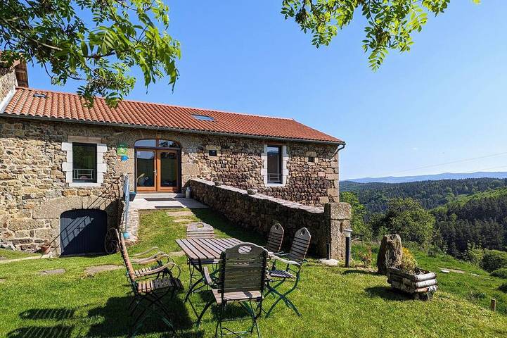 Gîte pour 8 personnes, avec jardin dans Saint-Préjet-d'Allier
