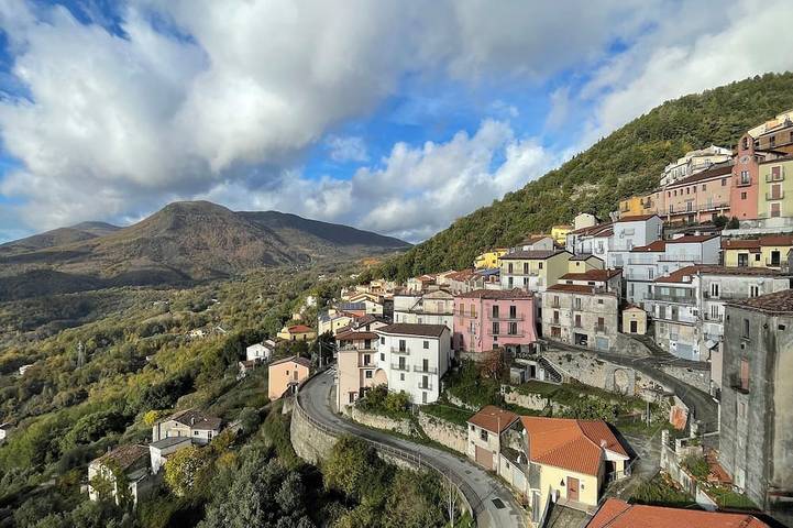 Appartamento intero, Appartamento a 2 minuti dalla piazza principale con vista su montagne e valle in Castelluccio Superiore, Provincia di Potenza
