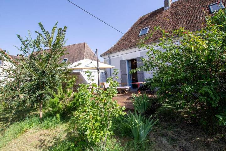 Location de vacances pour 8 personnes, avec jardin ainsi que terrasse et piscine dans Saint-Pierre-de-Chignac