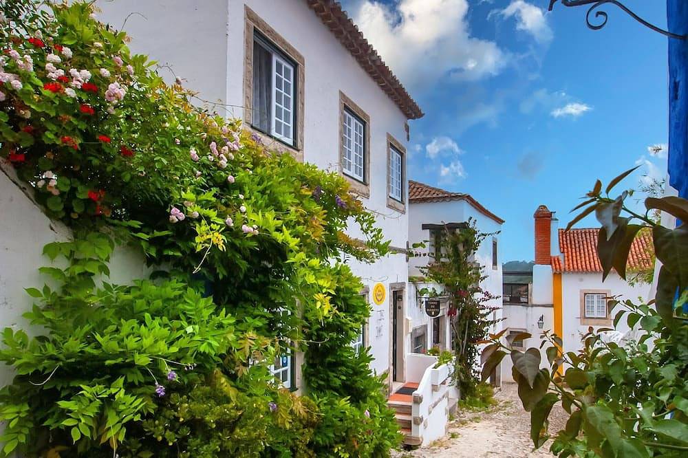 Verliefd huis binnen de muren van het kasteel van Óbidos in Óbidos, Leiria District