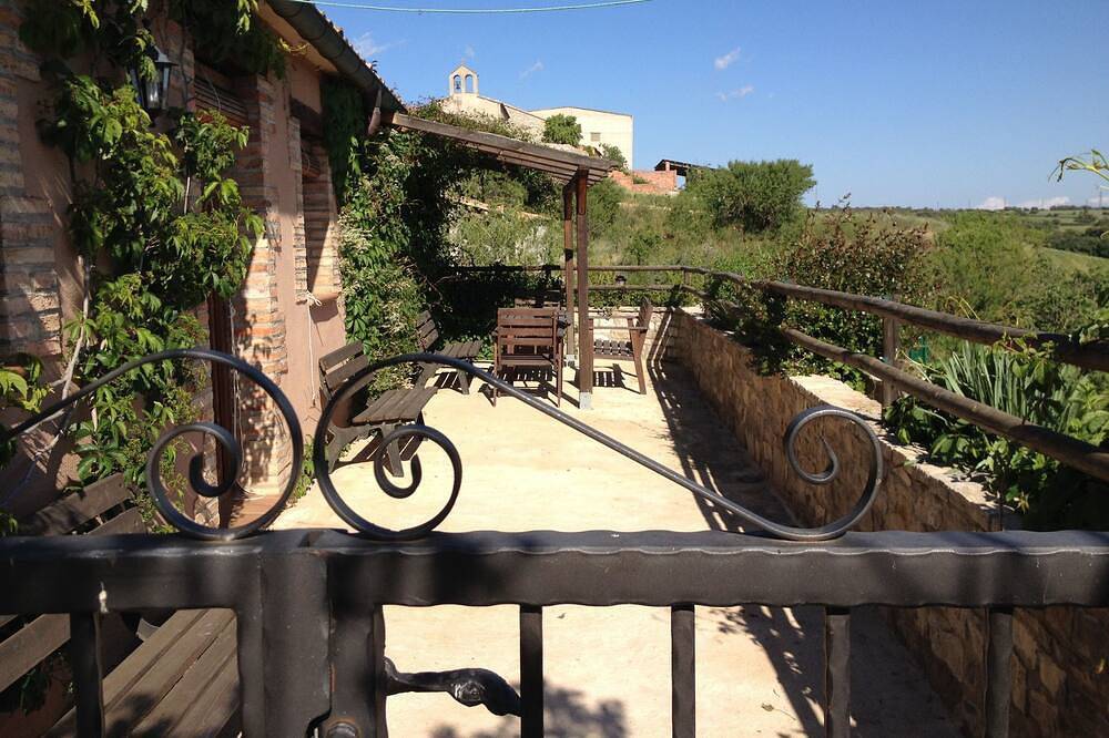 La Farraja de Cal Farrés, rural house 1 h. from Bcn: swimming pool, bbq, garden. in Calonge de Segarra, Barcelona Inland