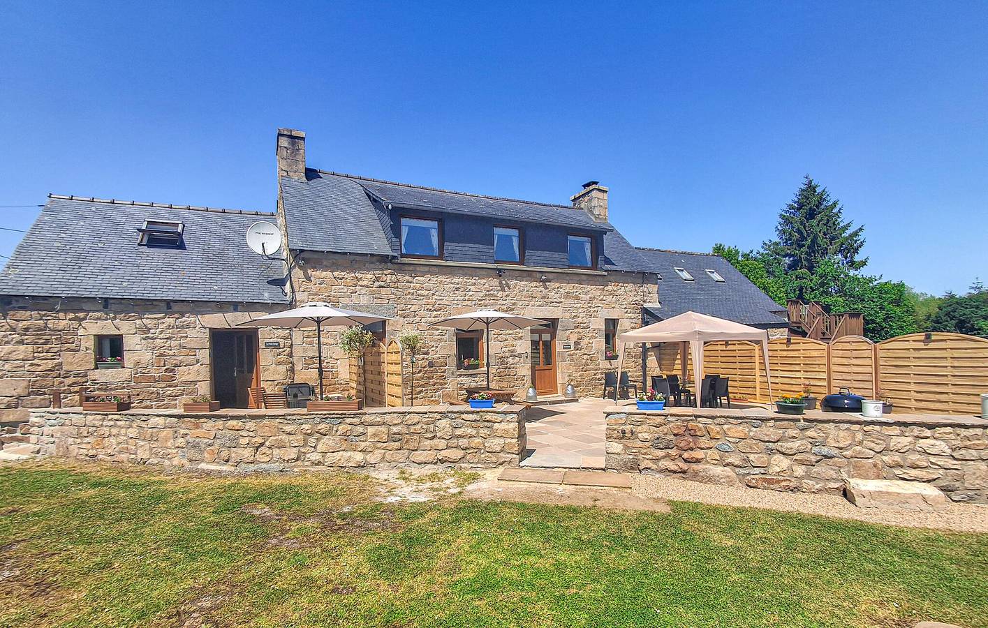 Gemütliche Gartenterrassenwohnung mit WiFi & Parkplatz in Louargat, Guingamp Region