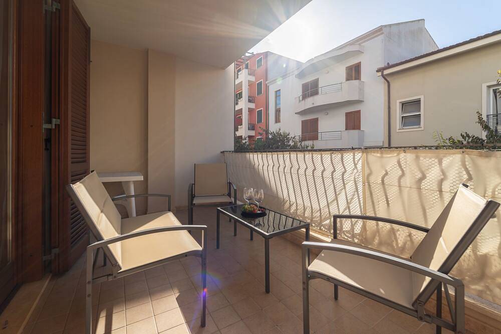 Entire apartment, Strawberry Apartment, by the sea in the center in Mercede, Pivarada