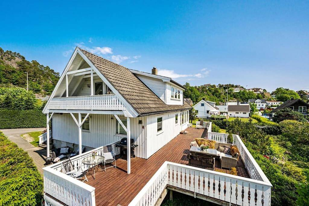 3 Min Walk to Beach - Coastal Retreat - Large Terrace - 3 Bedroom in Grimstad