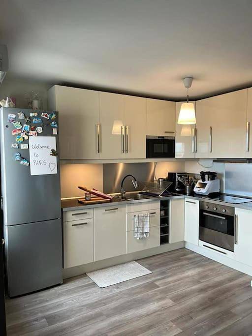 Appartement entier, Three-Bedroom Apartment in Bobigny, Seine-Saint-Denis