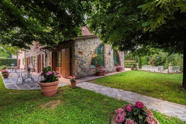 Location de vacances pour 22 personnes, avec piscine ainsi que jacuzzi et jardin dans Orentano