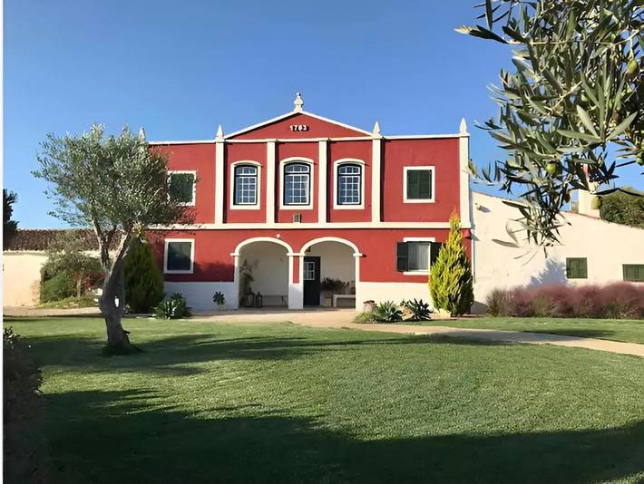 Location de vacances pour 9 personnes, avec jardin ainsi que vue et piscine, adapté aux familles à Ferreries