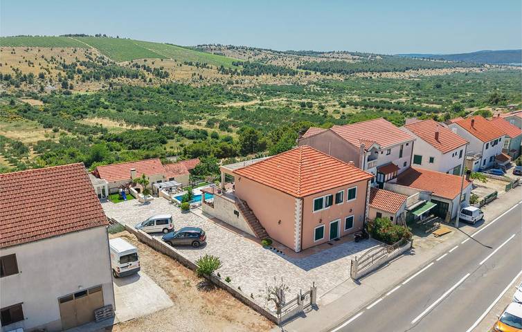 Ganze Ferienwohnung, Reizende 2-Zimmer-Wohnung mit Pool, Terrasse und WLAN in Küstennähe in Šibenik-Knin