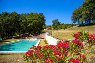Gîte pour 2 personnes, avec vue ainsi que piscine et jardin à Villelaure