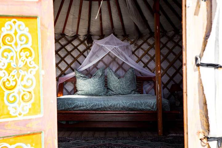 Yurt facing the ocean, surrounded by nature in Fitou, Mittelmeerküste (Frankreich)