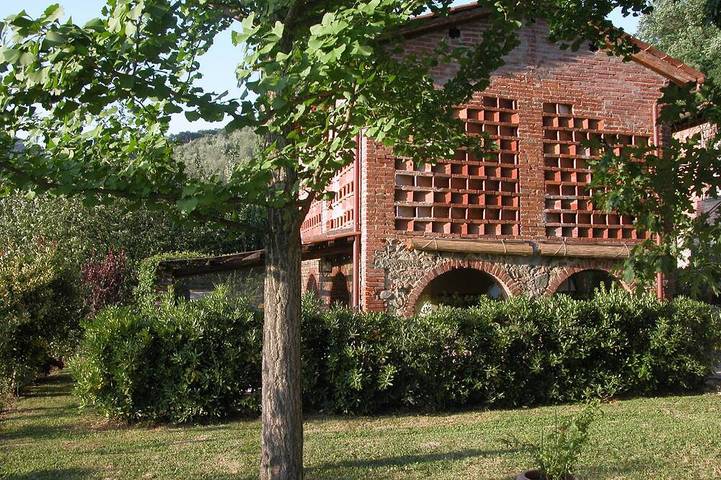 Romantic independent country house with garden, between Lucca and Florence in Massa e Cozzile, Provincia di Pistoia