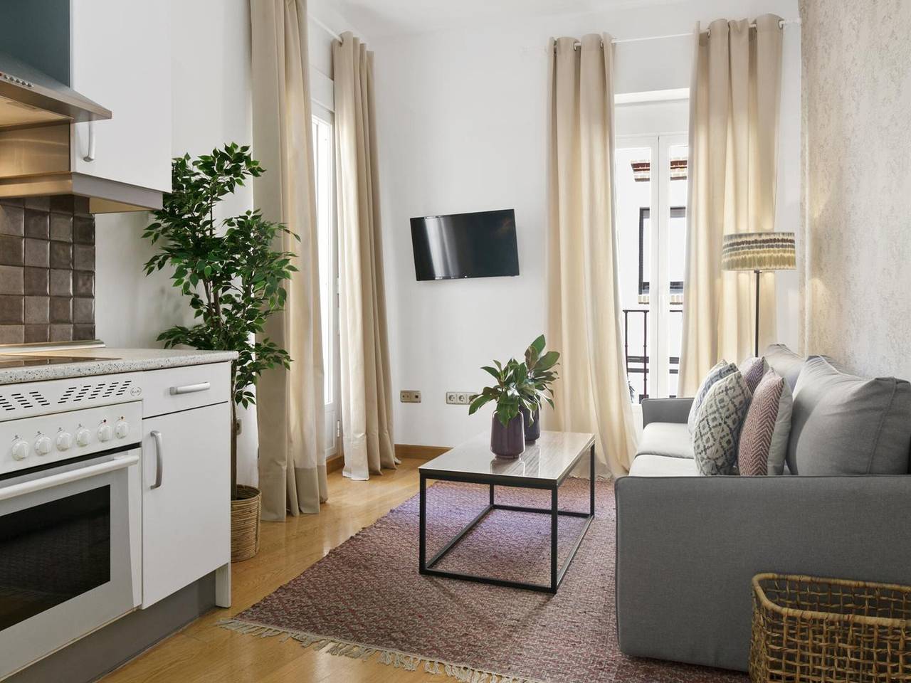 Entire apartment, Apartment in Malasaña for 8 people, Wi-Fi, air conditioning in Centro (Madrid), Madrid