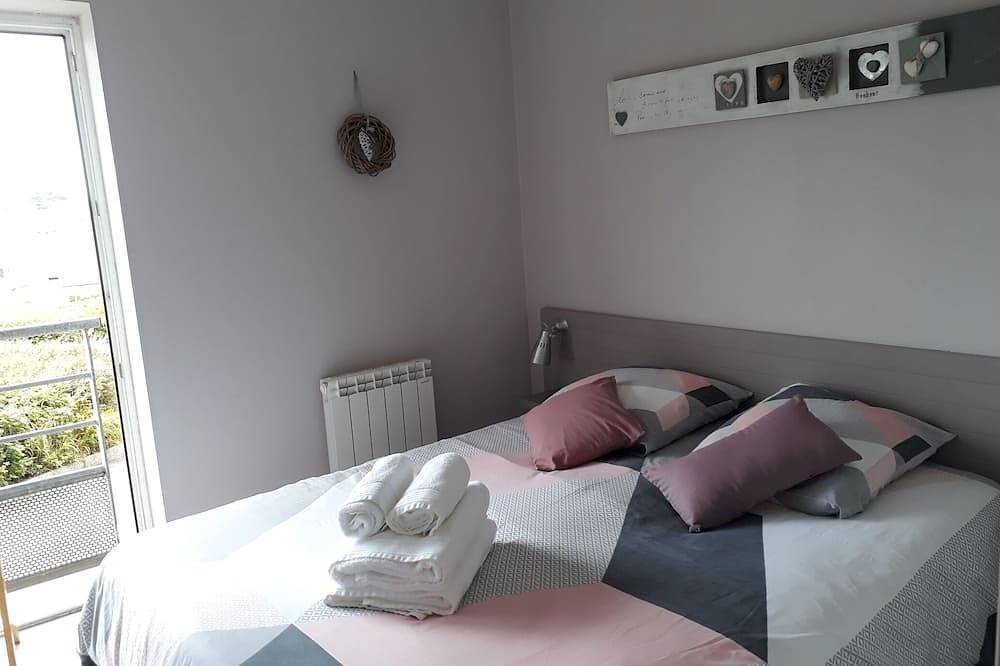 Entire apartment, Sea view apartment, 2-4 pers, 50m from the beach, pink granite coast, paimpol bay. in Trévou-Tréguignec, Pink Granite Coast