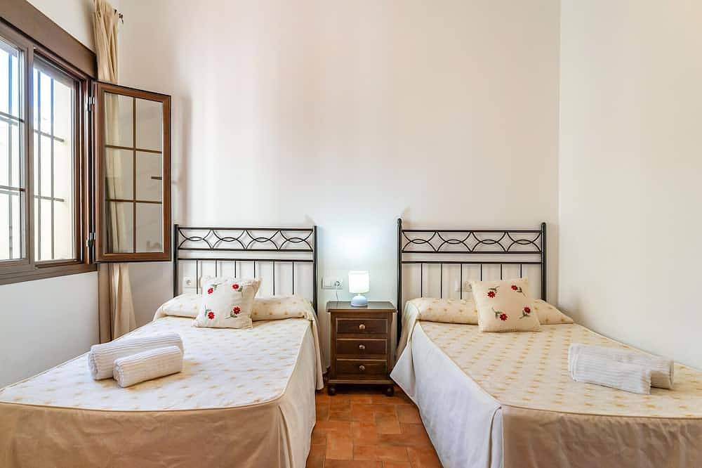 Lovely home in Minas del Castillo de in Minas del Castillo de las Guardas, El Castillo de las Guardas