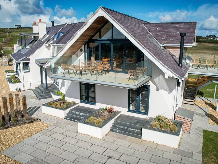 Beach hut for 12 people, with Garden and Sauna in Rhoscolyn