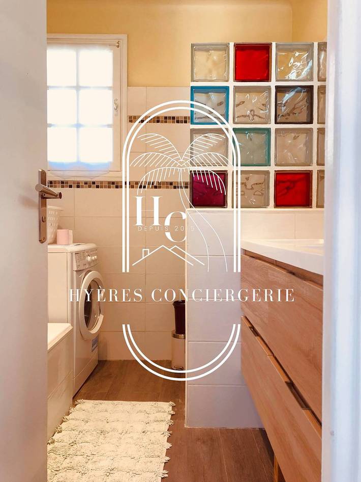 Gîte pour 8 personnes, avec terrasse ainsi que jardin et piscine, adapté aux familles dans Plage Font Brun Carqueiranne - 4