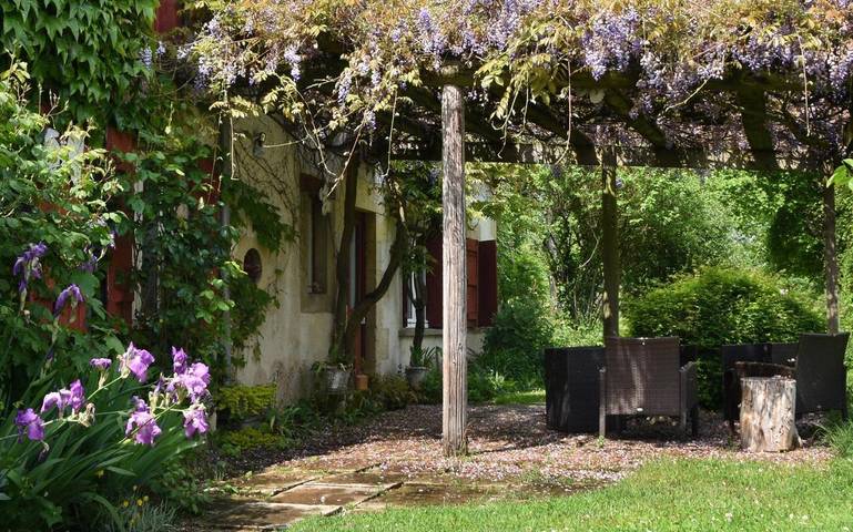 Chambre d’hôte pour 2 personnes, avec Jacuzzi et Terrasse ainsi que Jardin et Bassin pour enfant
