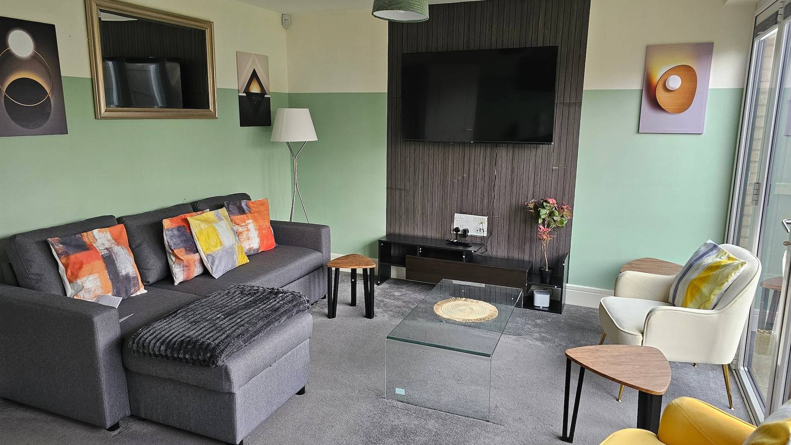 House Sleeps 8 with Wifi in Corby, Northamptonshire