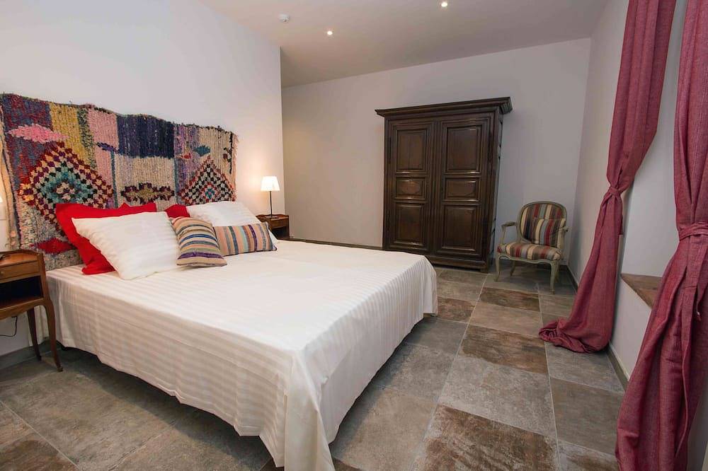 Ferme aménagée  classée 5* gîtes de France.Piscine chauffée et  clôturée in Lectoure, Gers
