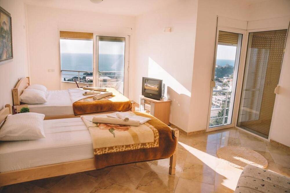 Four bedded room with private sea view balcony in Ulcinj, Dulcigno