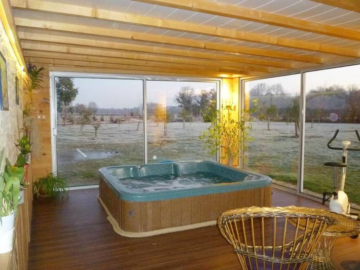 Location de vacances pour 6 personnes, avec Jacuzzi ainsi que Terrasse et Jardin à Saint-André-de-Lidon