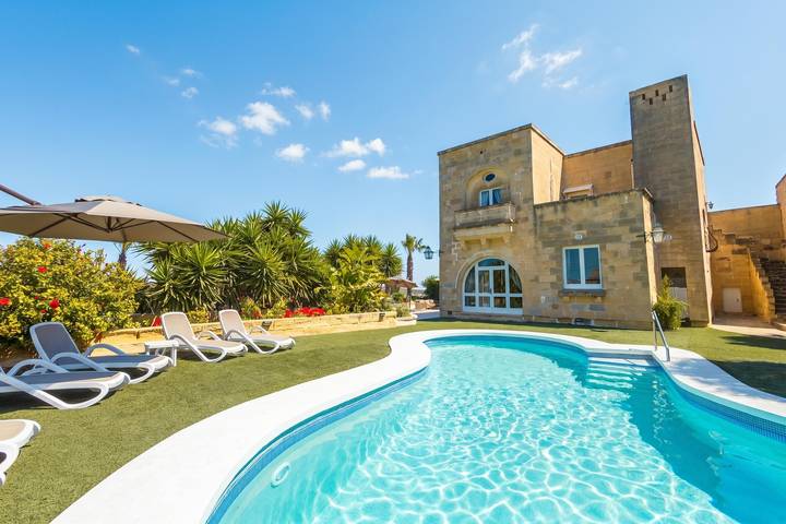 Ferienhaus für 8 Personen, mit Meerblick und Terrasse sowie Pool auf Malta