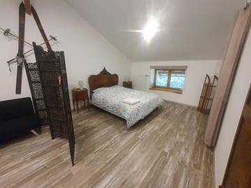 Gîte pour 4 personnes, avec vue ainsi que jardin et piscine à Marboz