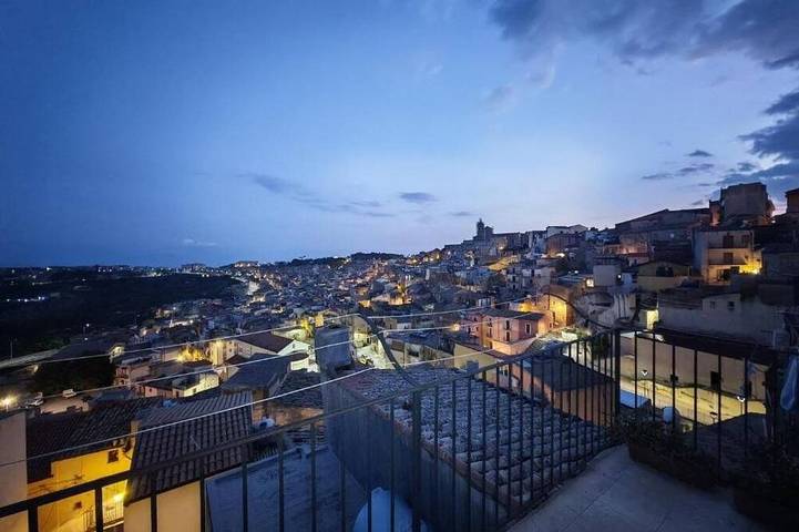 Apartamento entero, An elegant retreat overlooking the city of mosaics in Caltagirone, Caltagirone region