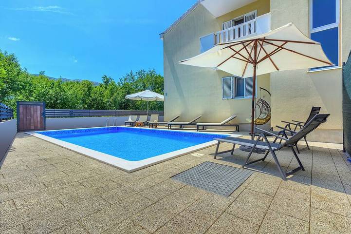 Luxury Villa with Heated Pool, Spa & Sports Court near Split in Dugopolje, Dalmatinisches Zagora