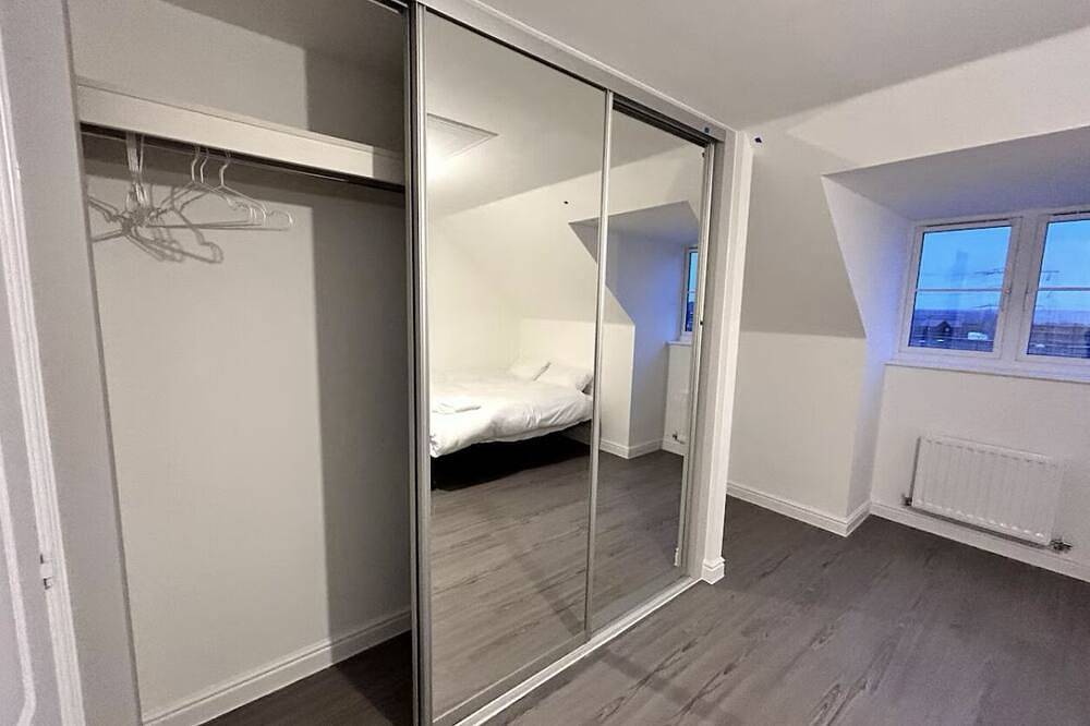 Luxury 4-Bed Home Sleeps 8 | Parking, Ev Charger & | Near Ebbsfleet Intl in Swanscombe and Greenhithe, Dartford