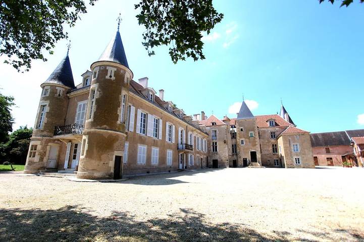 Gîte pour 62 personnes, avec Jardin à Island Yonne