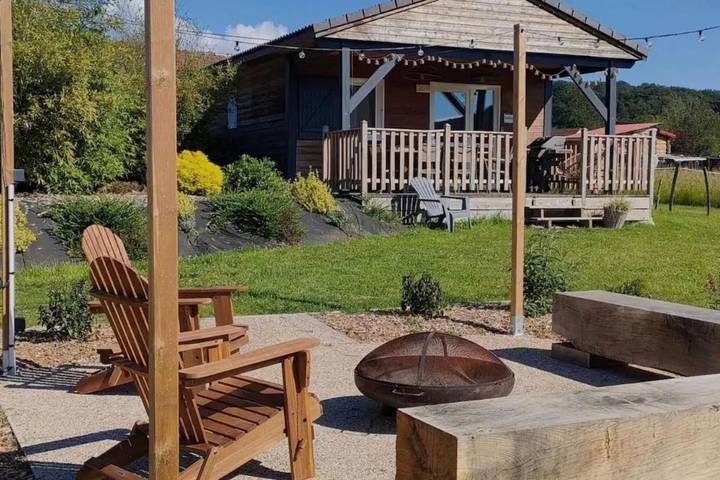 Gîte pour 6 personnes, avec terrasse ainsi que piscine et jardin à Voudenay