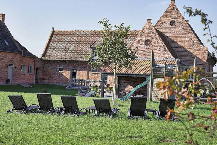 Vakantiehuis voor 24 personen, met tuin en terras in Diksmuide