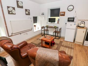 Hut for 2 People in Mid-Wales, Powys, Photo 2