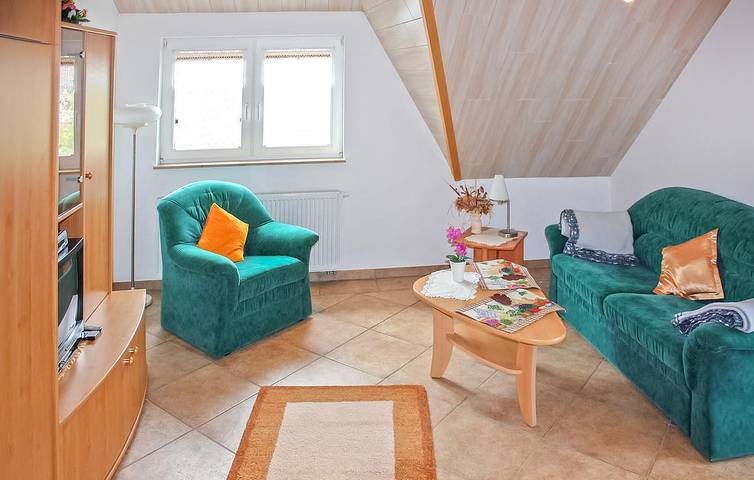 Ganze Ferienwohnung, Rückzugsort am Strand mit Terrasse und Parkplatz, 800 m zum Klink Beach in Klink, Müritz