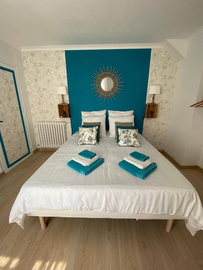 Family Room with Private Bathroom in Reillanne, Parc naturel régional du Luberon