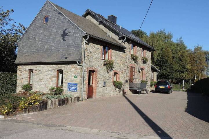 Location de vacances pour 18 personnes, avec sauna ainsi que terrasse et jardin dans Faymonville